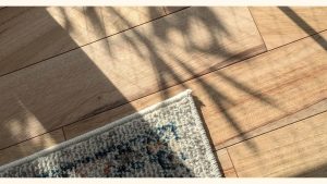 木漏れ日が差し込むフローリングとラグ。父との葛藤から解放され、1のカルマを受け入れた気づきをイメージした写真。