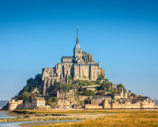 フランスのモン・サン・ミッシェル。この美しいシルエットが脳裏に浮かび続けたことが、大天使ミカエルとの縁を結ぶエンジェルリンクへの導きとなりました。